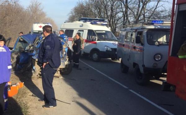 В результате массовой аварии в Ростовской области с участием автомобилей  Scania, «ВАЗ-2112», Kia Rio, Chevrolet Kalos и автобус Higer погиб один человек и двое получили травмы.